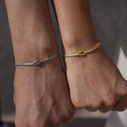 Pulsera con nudo dorada